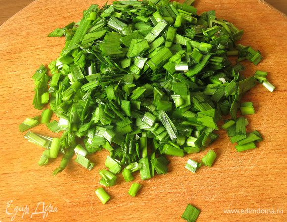 Нарезаем черемшу.