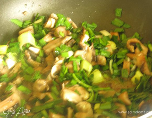 Добавляем зелень к грибам — все активно протушивается, грибы пускают сок. Перчим.