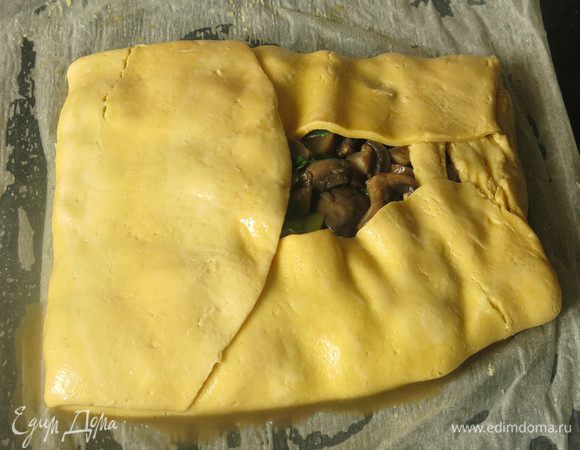 Закрываем конвертом и выпекаем при 180°С 30 минут.