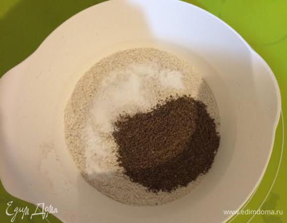 Духовку нагреть до 190°С.Смешать сухие ингредиенты.