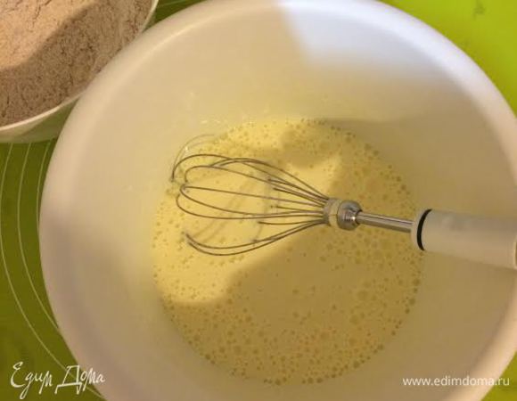 Кефир и яйцо слегка взбить.