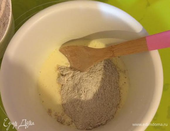 Смешать жидкие ингредиенты с сухими.