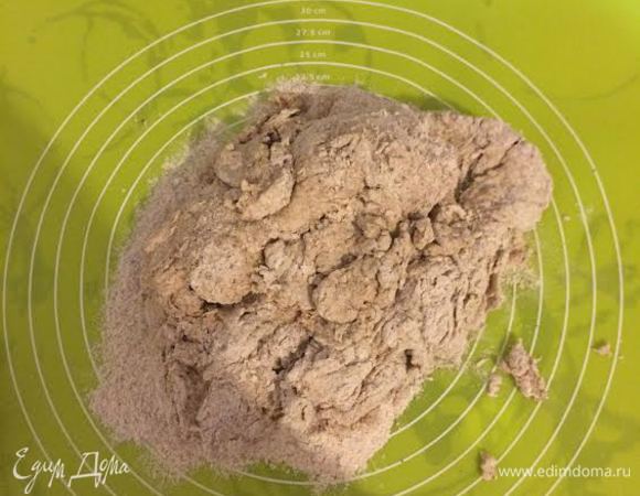 Выложить тесто на рабочую поверхность и слегка вымесить.