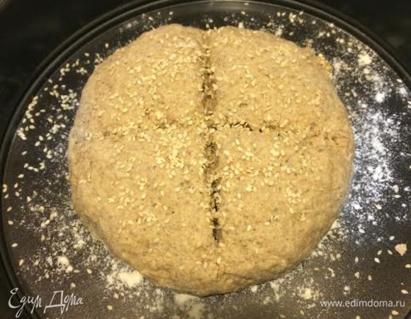 Сформировать круг и выложить в форму. Сделать крестообразный надрез острым ножом.Посыпать кунжутом. Выпекать 50-60 минут.