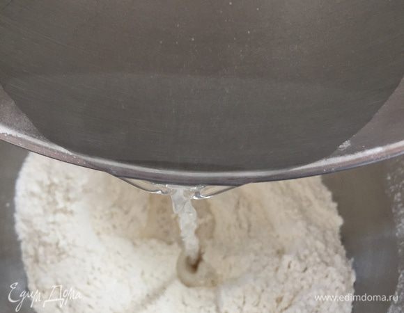 Делаем углубление, вливаем теплую воду. Как всегда: в зависимости от качества муки, воды понадобится больше или меньше.