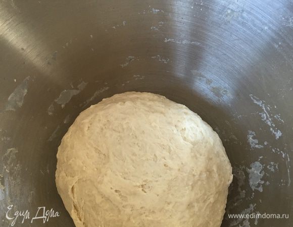Вымешиваем мягкое, немного липкое тесто. Собираем в шар, отставляем на минут 15.