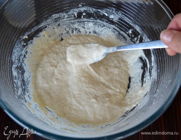 А теперь, не трогая тесто руками, начать вливать постепенно оставшуюся воду, перемешивая все энергично вилкой. Важно помнить, что воды может потребоваться чуть меньше, так как многое зависит от Вашей муки... В итоге, тесто должно получиться тягучей консистенции, более жидким, чем мы привыкли его видеть обычно при замесе хлеба. 
