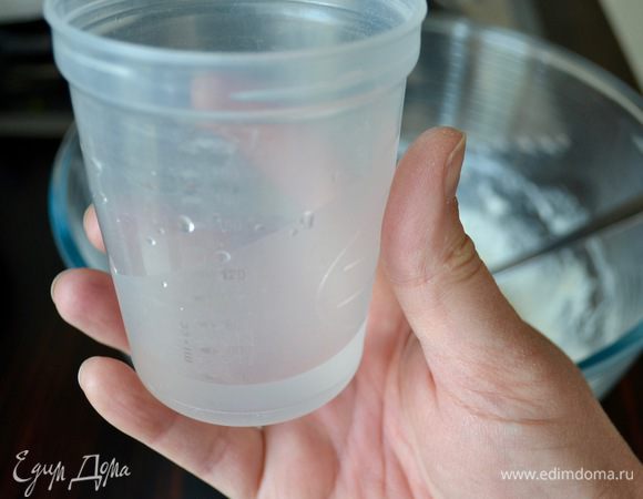 Вот что у меня на этот раз осталось от отмеренных по рецептуре 240 мл воды. В конце добавить соль и еще раз окончательно перемешать, что бы она хорошо распределилась в тесте.