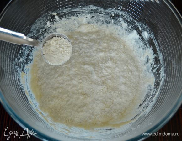 Теперь присыпать поверхность теста двумя столовыми ложками муки. Накрыть миску с тестом и поставить в теплое место на 1,5 ч на расстойку. Я ставлю в духовку, включенную в режиме "Свет" — идеальные условия для роста хлеба.