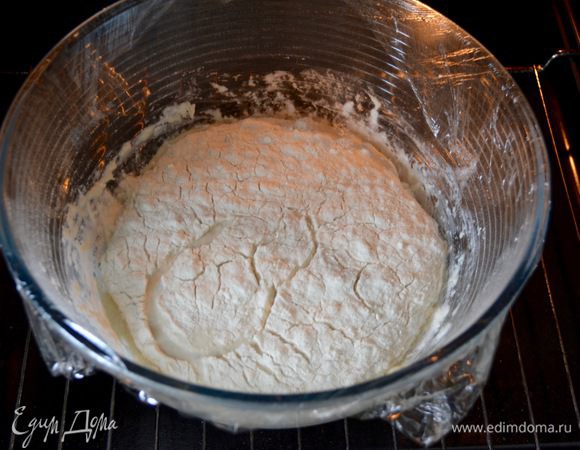 Через 30 минут проверьте тесто — если на его поверхности появились трещинки (как на фото), то процесс идет верным путем.