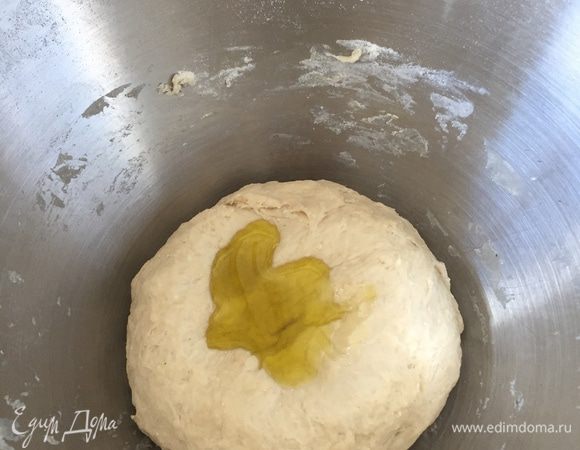 В отдохнувшее тесто вмешиваем масло. По ложке. Мягкое эластичное нелипнущее к рукам тесто собираем в шар, накрываем пленкой и в теплое место до увеличения в объеме вдвое (час-полтора).