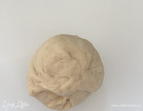 Подошедшее тесто месим, делим на 10 маленьких частей примерно 50 г каждая (у меня 47). Каждую скатываем в шарик.