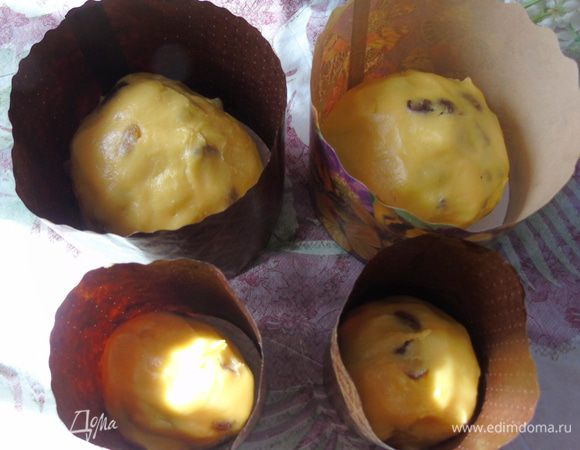 Через двое суток достаем наш пакет из холодильника, выкладываем тесто в смазанную маслом форму  и оставляем в теплое месте  на 2-3 часа на расстойку, а затем отправляем в разогретую духовку до 100°С и сразу же увеличиваем температуру до 180°С и выпекаем 30-35 минут маленький и 50-60 минут большой кулич, но смотрите по своей духовке. Украшаем помадкой или же глазурью по желанию. 