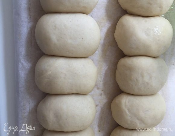 Потом пять шариков сплющиваем слегка, собираем в гусеницу. Также формируем вторую. Укладываем на смазанный маслом пергамент и оставляем на расстойку на полчаса