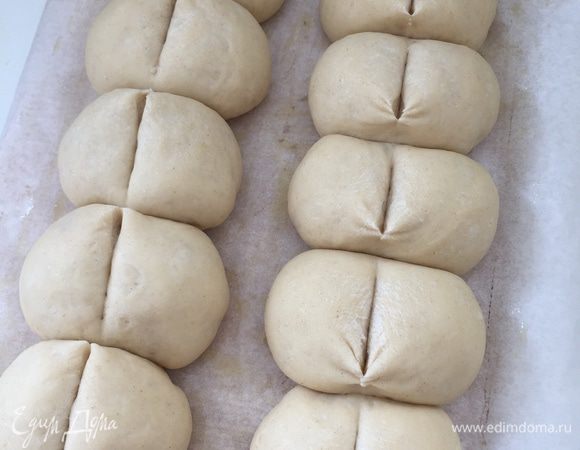 Разогреваем духовку вместе с противнем до 220°С. На нижний уровень укладываем жаропрочную посуду с водой. Подошедшие гусеницы разрезаем вдоль острым ножом. Переносим заготовки вместе с бумагой на горячий противень и отправляем в духовку на 10 минут. Потом убираем посуду с водой и выпекаем еще минут 7 или до красивого румяного цвета.