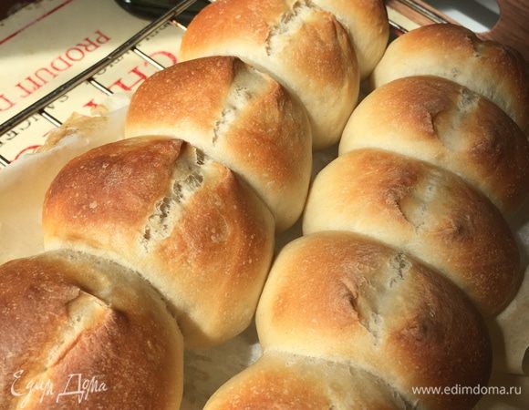 Достаем, остужаем на решетке. Можно и теплый отломить кусочек и наслаждаться! Мягкий, вкусный, с хрустящей корочкой, очень хороший хлебушек! А еще с викиным террином из индейки (http://www.edimdoma.ru/retsepty/78066-terrin-iz-indeyki-s-fistashkami-i-kapersami) вообще супер! Очень рекоммендую!