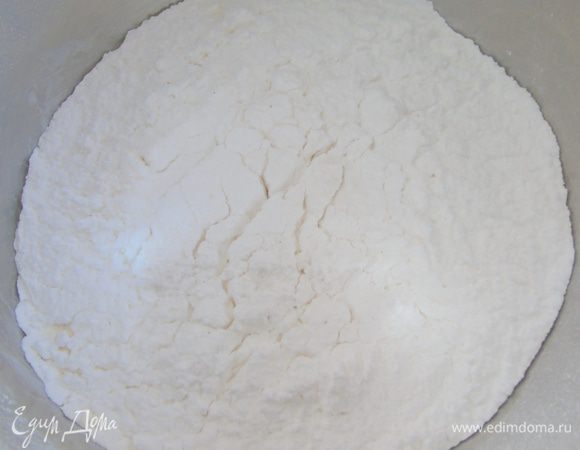 Муку просейте с сахарной пудрой. Шафран замочите коньяком.