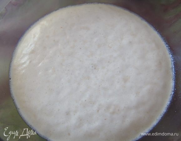 В 50 г теплого молока растворите дрожжи.