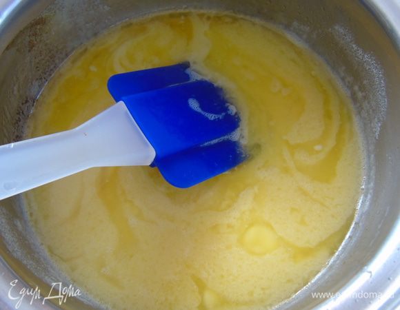 В остальном молоке растопите сливочное масло.