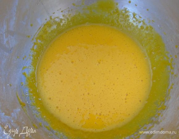 Желтки взбейте с солью.