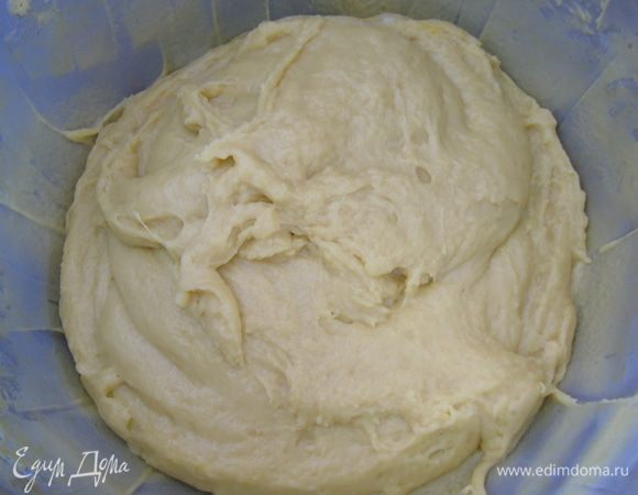 Дрожжи, молоко с маслом и взбитые желтки добавьте в муку с пудрой и хорошенько перемешайте. Замесите мягкое и эластичное тесто, месить понадобится минут 10. Тесто может немного липнуть к рукам, но муки не добавляйте. Накройте и оставьте в теплом месте на 1 час подходить. Тесто будет липким на каждом этапе, но  зато оно выйдет воздушное и нежное. Не зря говорят: "Влажное тесто-счастливое тесто".