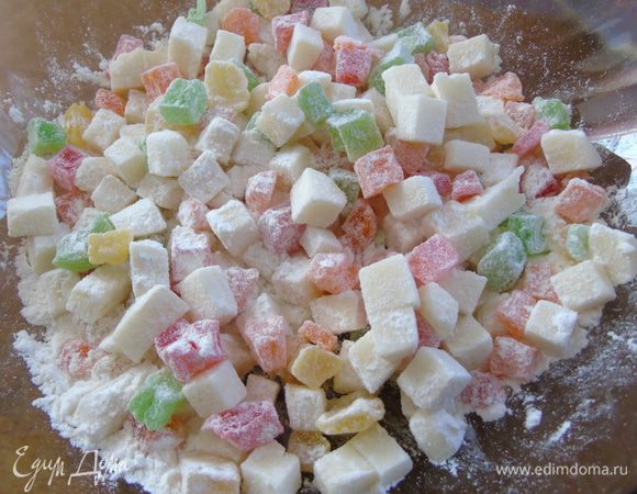 Марципан нарежьте кубиками, смешайте с цукатами и обваляйте в муке.