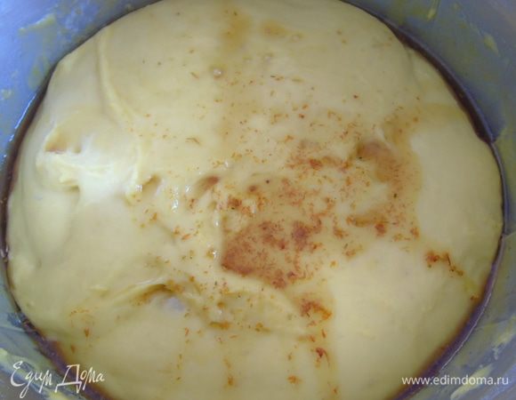 В выросшее тесто добавьте шафран вместе с коньяком в котором он замачивался. 