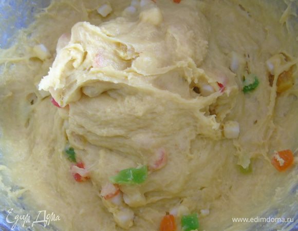 Цукаты с марципаномтакже отправьте в тесто и вымесите тесто еще раз. 