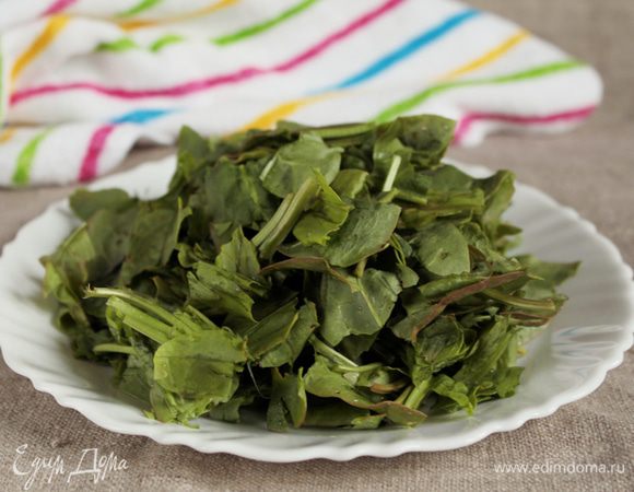 Щавель промыть, нарезать или порвать на кусочки. Чернослив промыть, удалить косточки, если это необходимо. Пюрировать щавель с черносливом, я воспользовалась погружным блендером.