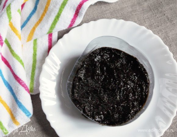 Полученную коричневенько-зеленую массу (на первый взгляд не вкусную), выкладываем на дно формы, установленной на блюдо (у меня кольцо диаметром 10 см и высотой 8 см от 2 л. пластиковый бутылки от Coca-Cola), уплотняя по всему периметру формы. Поставить в холодильник.