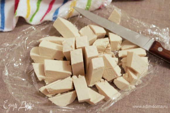 Тофу нарезать на кубики.