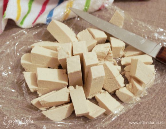 Тофу нарезать на кубики. 