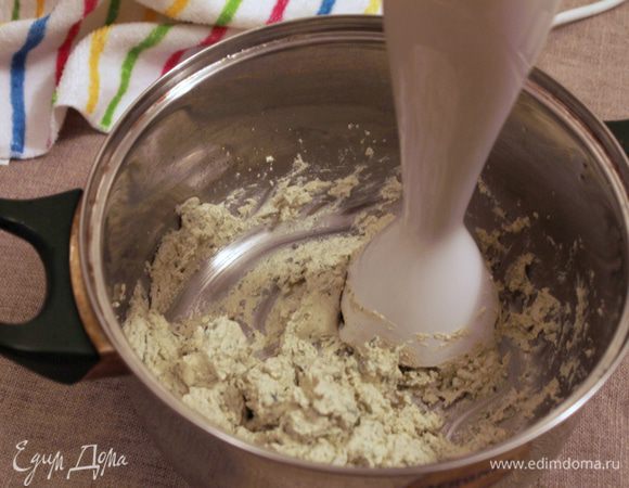 С остывшего отвара слить сироп в другую жаростойкую посуду. Листья эстрагона и тофу взбить блендером в более однородную массу насколько это возможно.