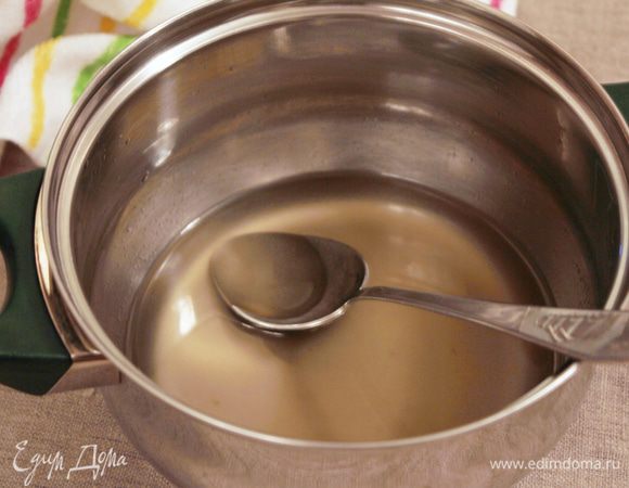 В сиропе растворить агар-агар, довести до кипения и, помешивая, кипятить 5 минут.