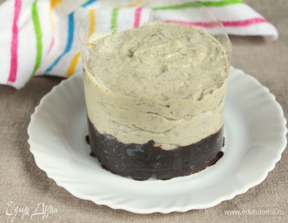 Сироп соединить с тархуновым пюре. Взбить в однородную массу и выложить сверху на черносливо-щавелевую массу, распределяя равномерно по всей поверхности. У меня получился творческий "беспорядок". Охладить десерт в холодильнике.