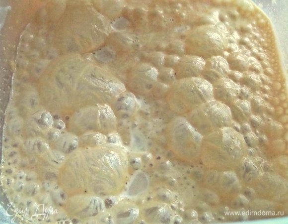 Смешиваем все для опары (молоко теплое) и даем постоять-ожить дрожжам. Свежих дрожжей нужно 15 г.