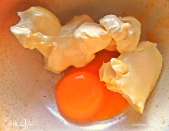 А пока растираем мягкое масло с желтком.