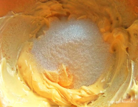 Всыпаем сахар, продолжаем растирать.