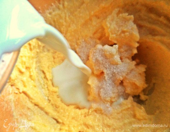 Вливаем остальное молоко теплое.