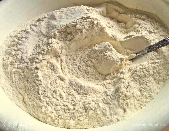 Муку просеиваем... Если заранее просеянная мука постояла,то рекомендуется для куличей просеять повторно.