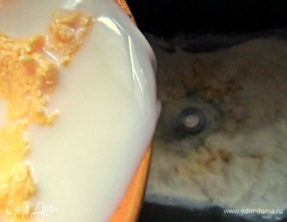 Я сложила муку в хлебопечку, включила режим "тесто" и влила жидкий состав. В моей программе полчаса тесто замешивается и час отстаивается в тепле. 