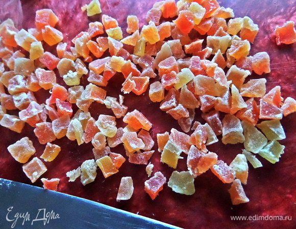 Любые цукаты, если крупные, поделить пополам.