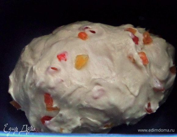 Высыпать цукаты во время замеса теста, когда вся мука впитается в ком.