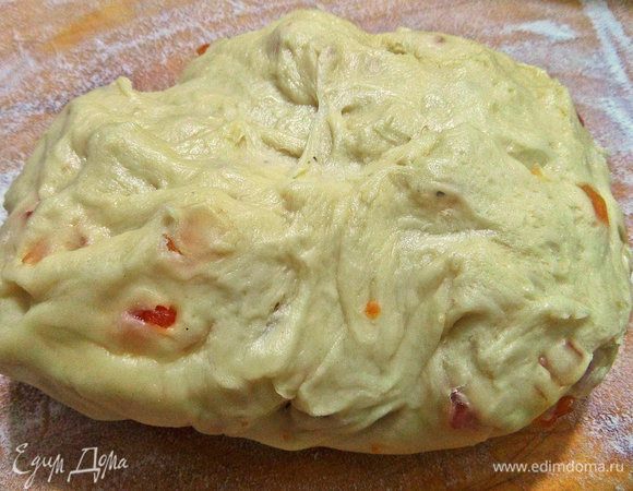 Переваливаем тесто на стол с мукой.