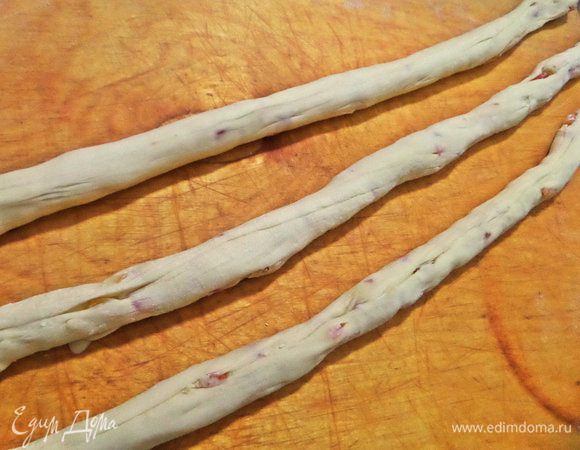 Из каждой части нужно скатать длинный жгут.