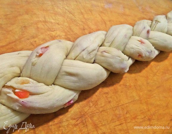 Сплести косу, закрепив кончики.