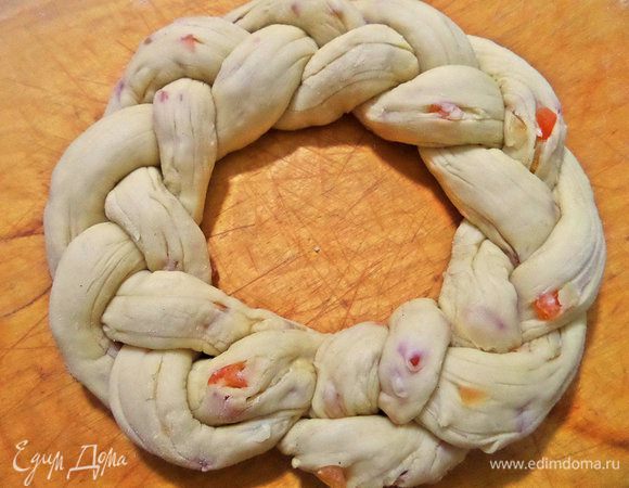 Соединить в кольцо и спрятать стык снизу.