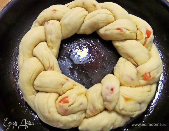 Перенести косу в смазанную форму (форма 26 см в диаметре) и дать постоять минут 20.