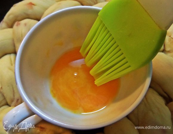 Желток смешать с водичкой.