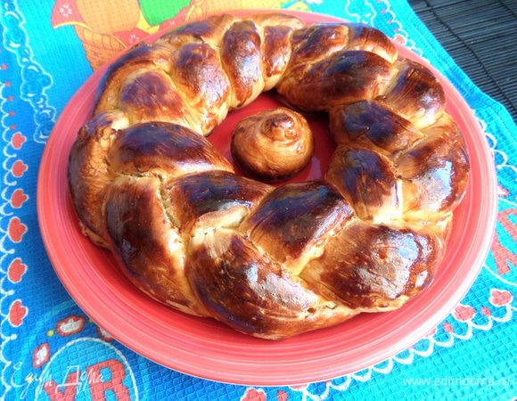 Переносим после остывания на большое красивое блюдо. Можно полить глазурью, но коса и так хорошо смотрится!